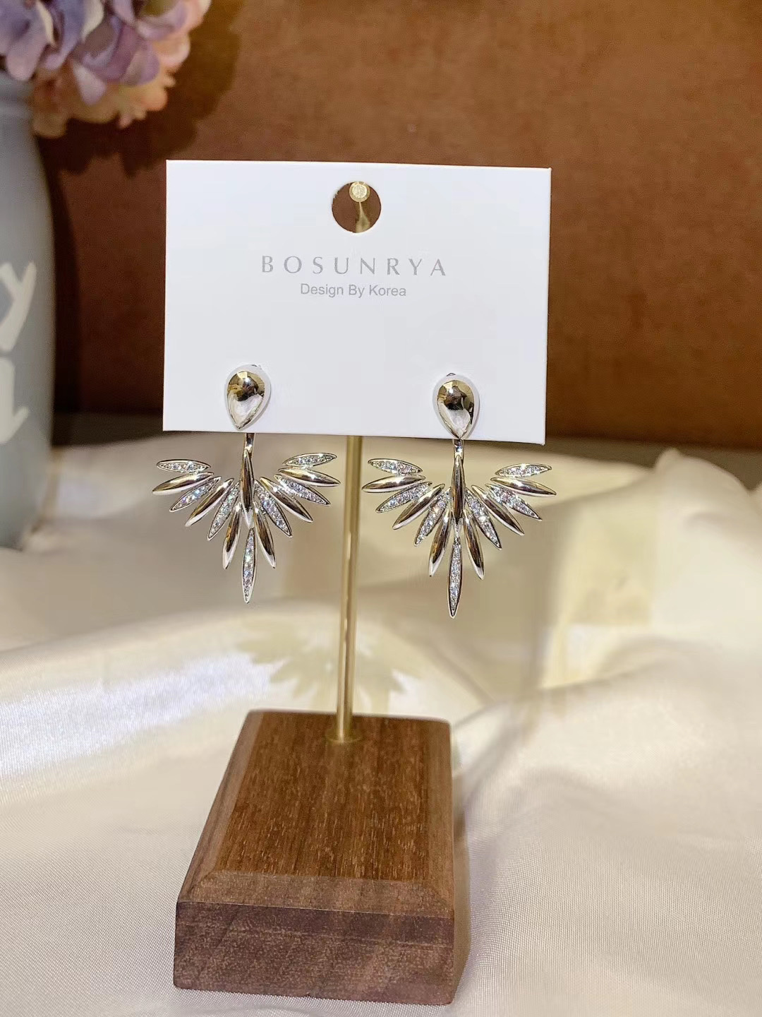 One pair of cold style stud earrings for two wears Specification image