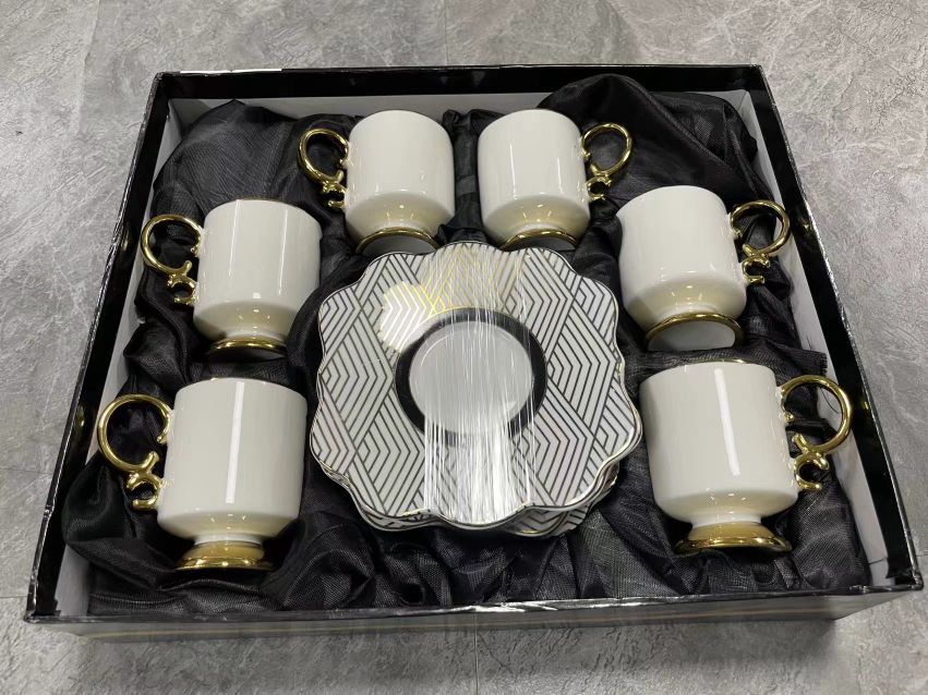 Personalized ceramic set of cups and plates detail image 2