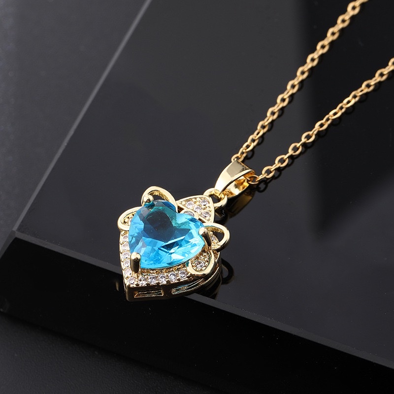 European and American fashion, innovative and personalized, colorful zircon cute heart-shaped pendant necklace, niche design, titanium steel collarbone chain for women Application Scenario
