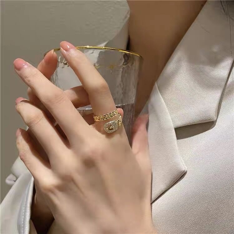 فالفتحة الذهبية المطلية بالذهب وخاتم أزياء خلاقة، والتي تصممها مجموعات صغيرة من النساء، تعدّ الخواطر من أوروبا والولايات المتحدة Specification image