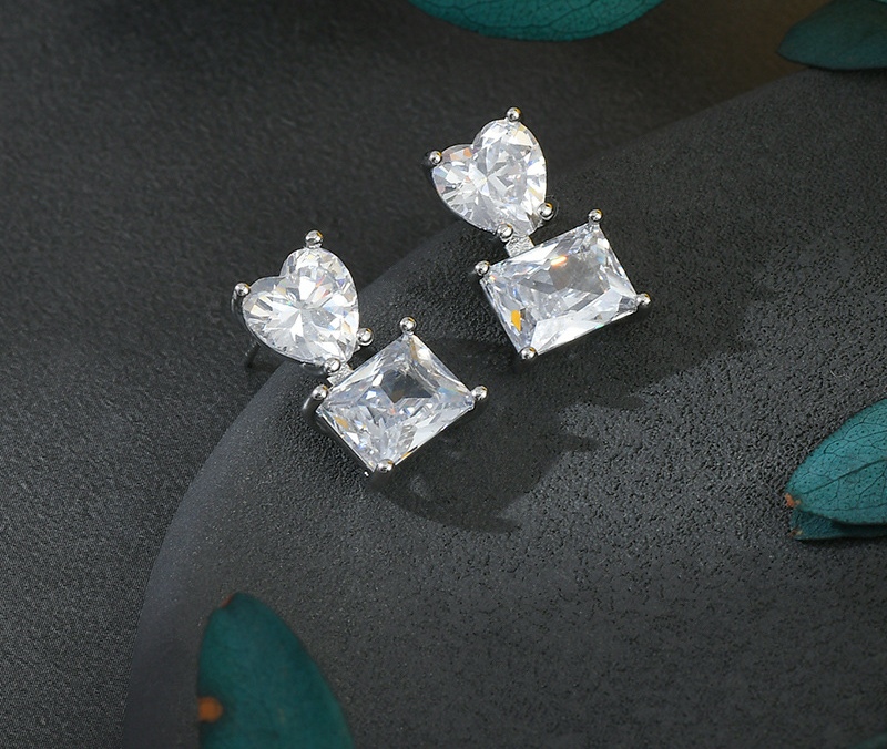 2022 New trendy and stylish stud earrings for women, S925 silver needle, high-end square earrings, personalized and popular heart-shaped earrings detail image 6