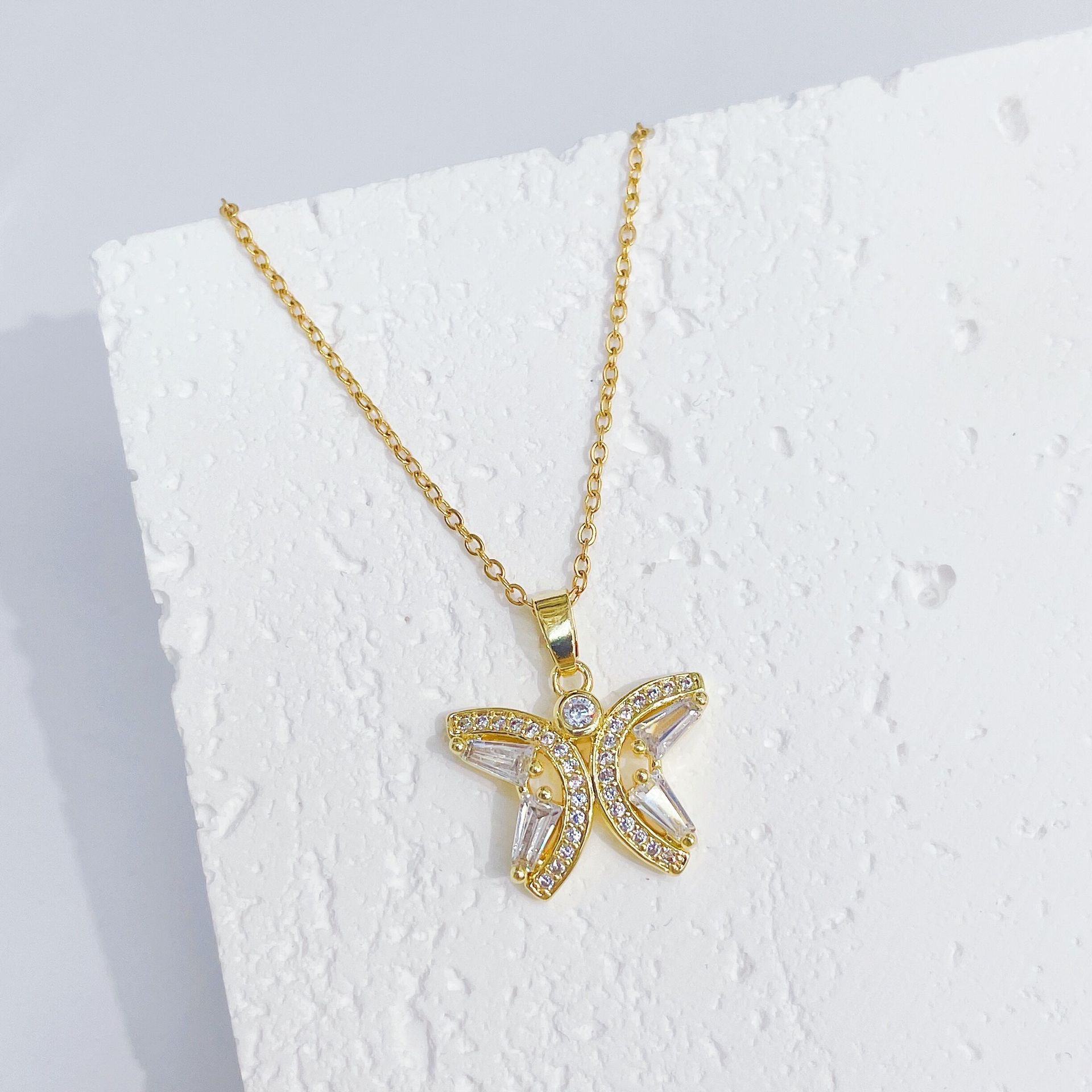 Light luxury retro zircon crystal butterfly necklace, ins fashion diamond-encrusted pendant, personalized 18k gold-plated collarbone chain