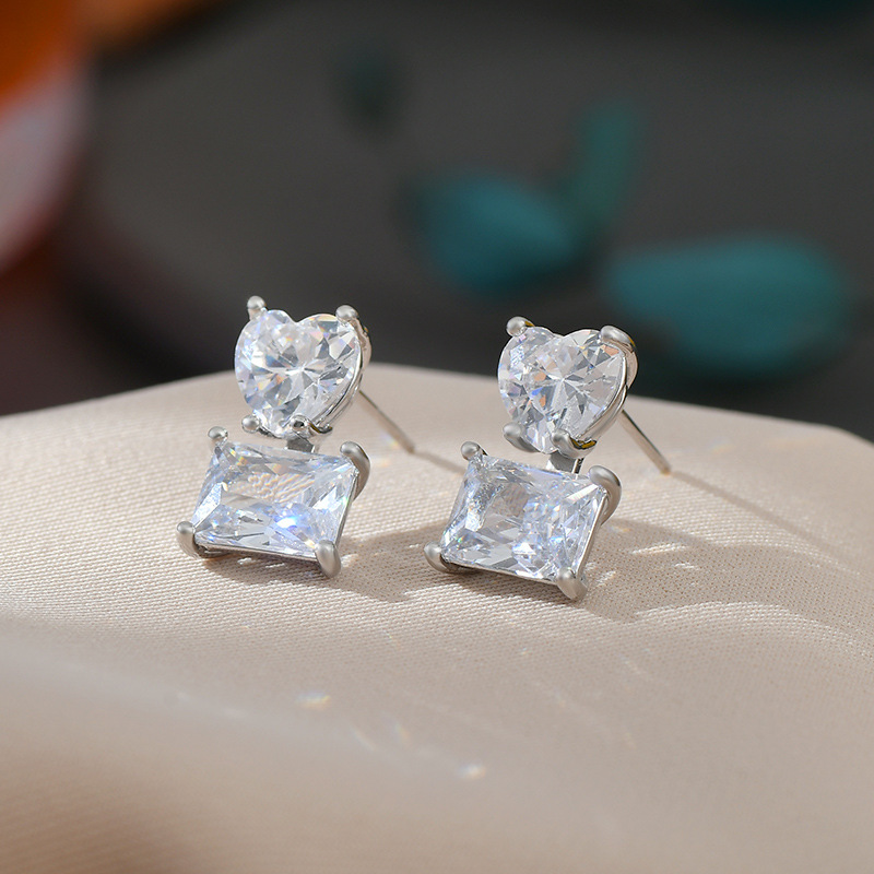 2022 New trendy and stylish stud earrings for women, S925 silver needle, high-end square earrings, personalized and popular heart-shaped earrings detail image 2