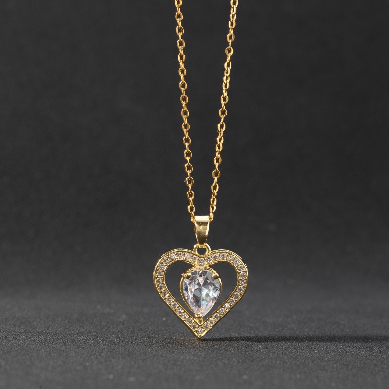 European and American style fashion zircon heart necklace pendant, cold and aloof style for women, hip-hop hoodie sweater chain for women, Instagram trend Application Scenario