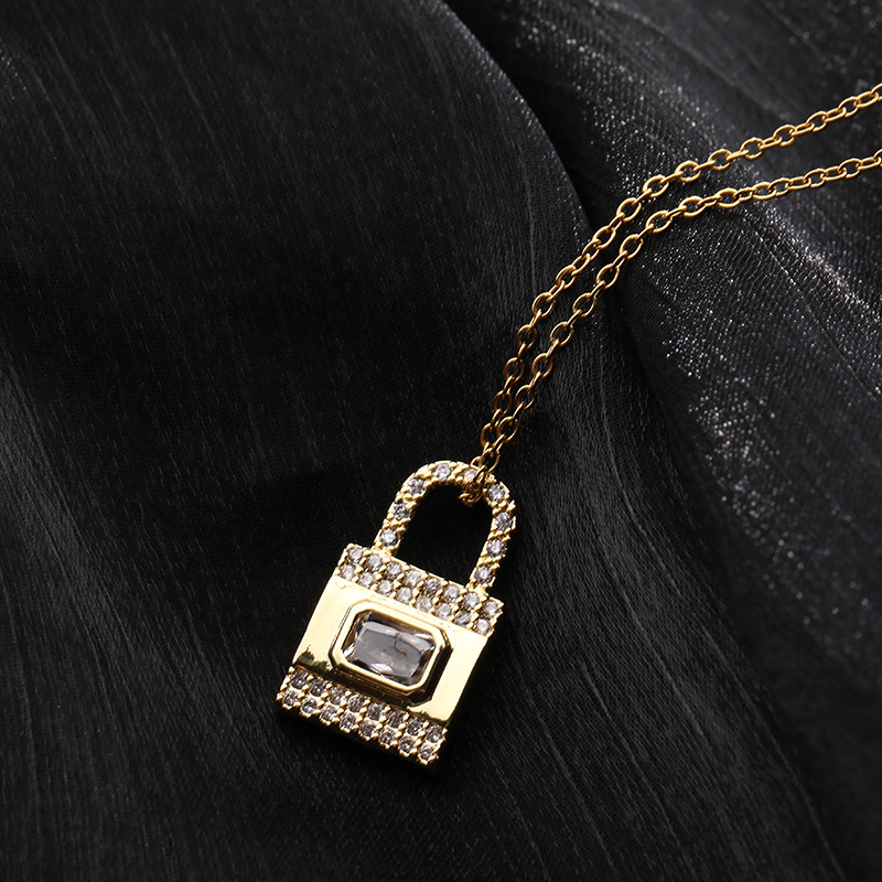 High-end, niche design, full diamond, light luxury, retro and individual lock necklace pendant, elegant, versatile, simple collarbone chain Application Scenario