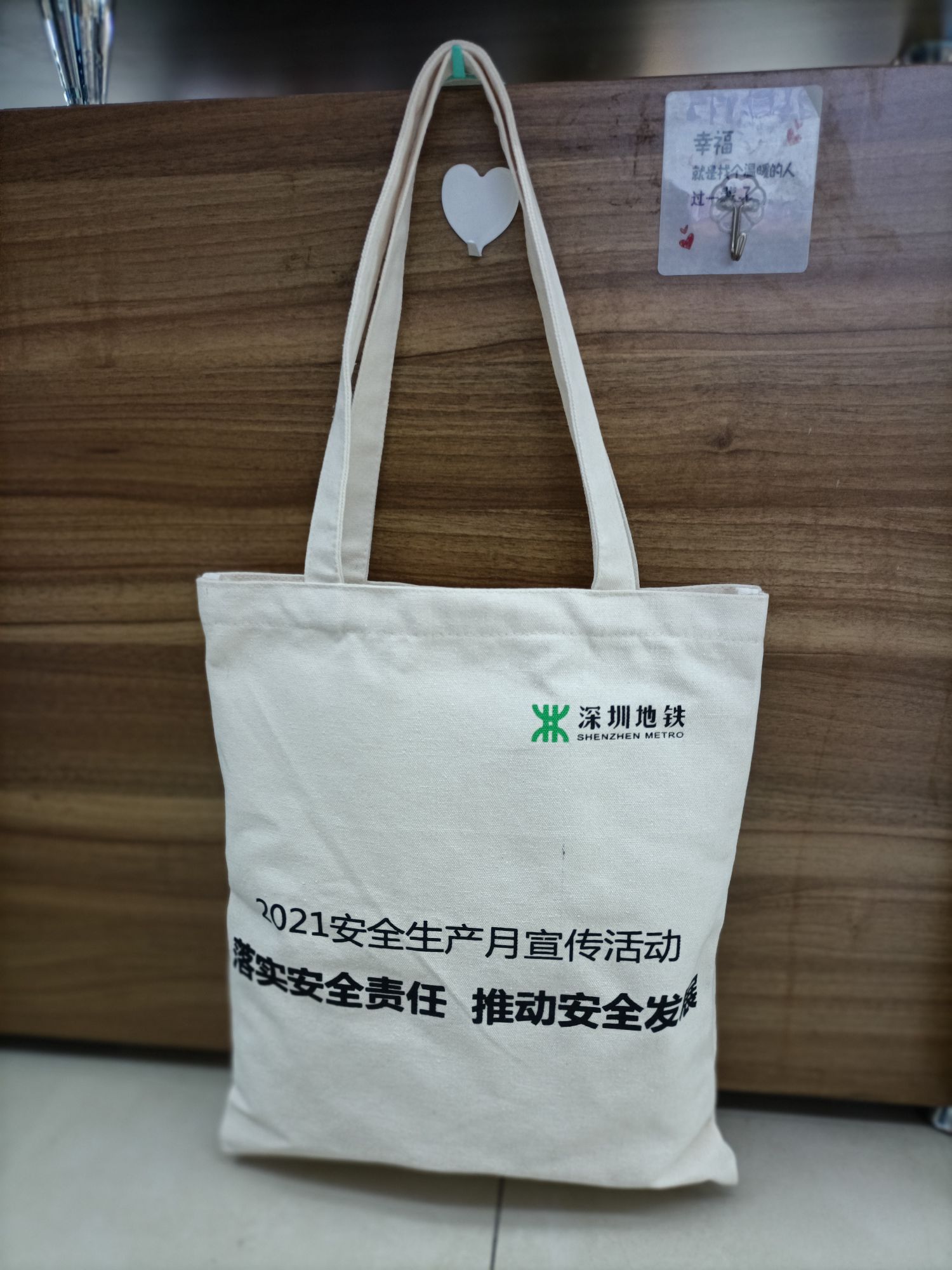 Simple canvas bag, single-shoulder backpack, printed handbag. We support custom advertising, gift and promotional bags based on provided pictures and samples Application Scenario