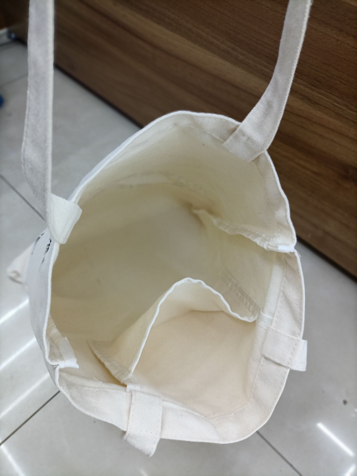 Simple canvas bag, single-shoulder backpack, printed handbag. We support custom advertising, gift and promotional bags based on provided pictures and samples Item Picture
