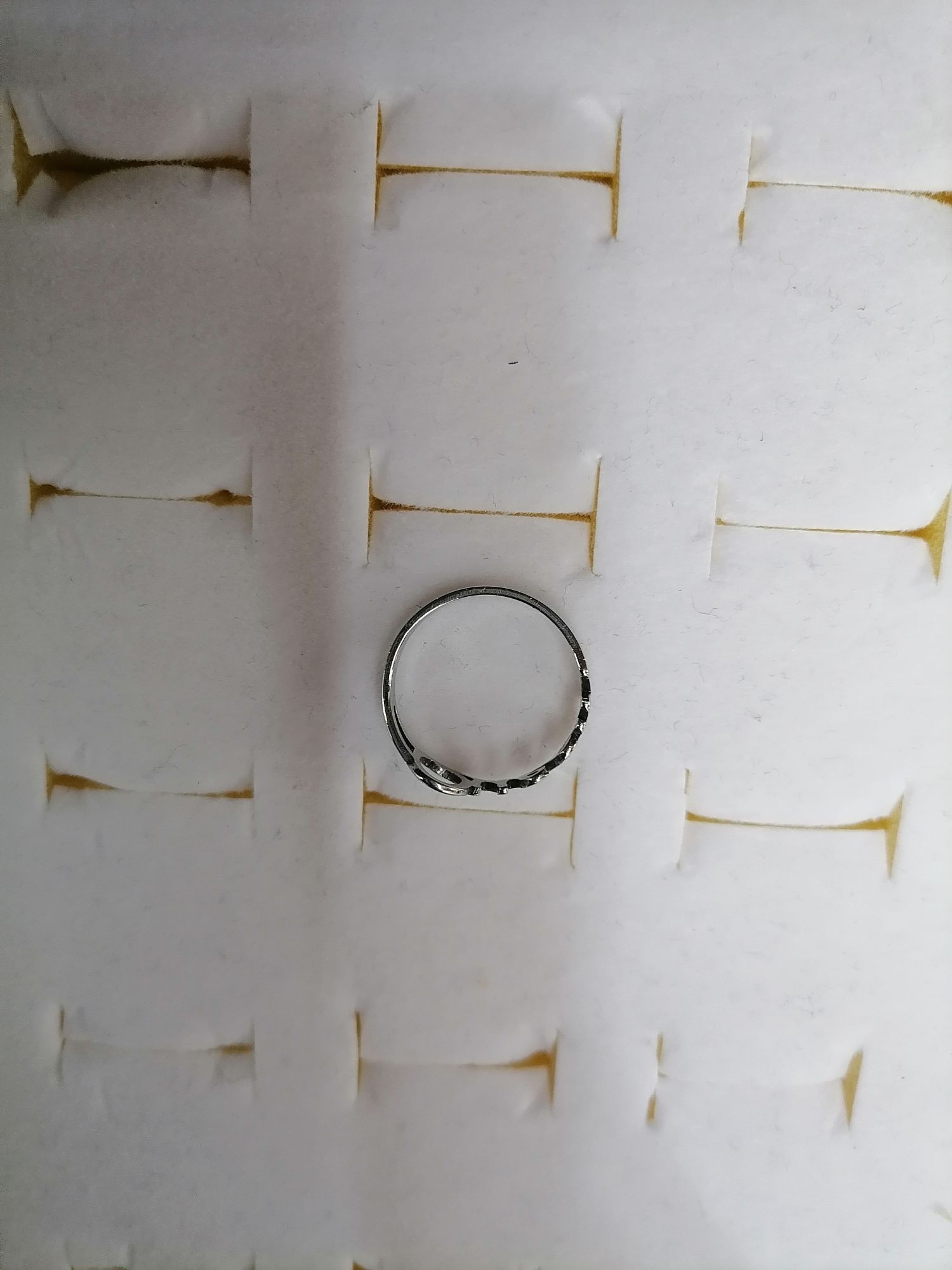Titanium steel color QUEEN English cut ring, Red Star Jewelry 034-017 Specification image