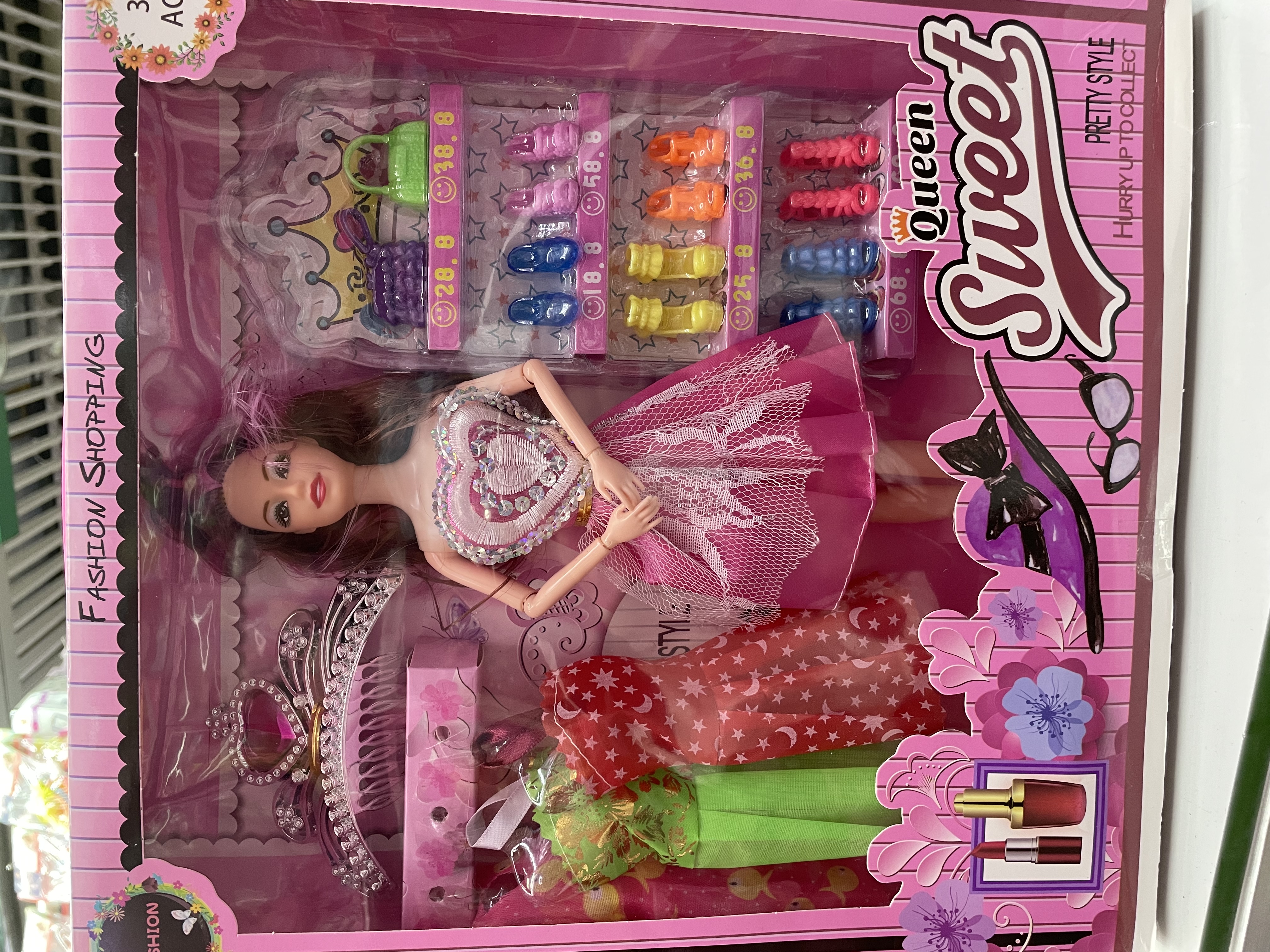 过家家换装彩盒带皇冠鞋子衣服套装娃娃手关节可动玩具