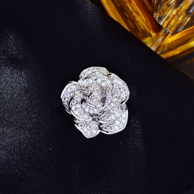 Korean style fashionable and elegant zircon flower small brooch, unique and creative, fashionable and versatile bestseller, simple and fashionable details Picture