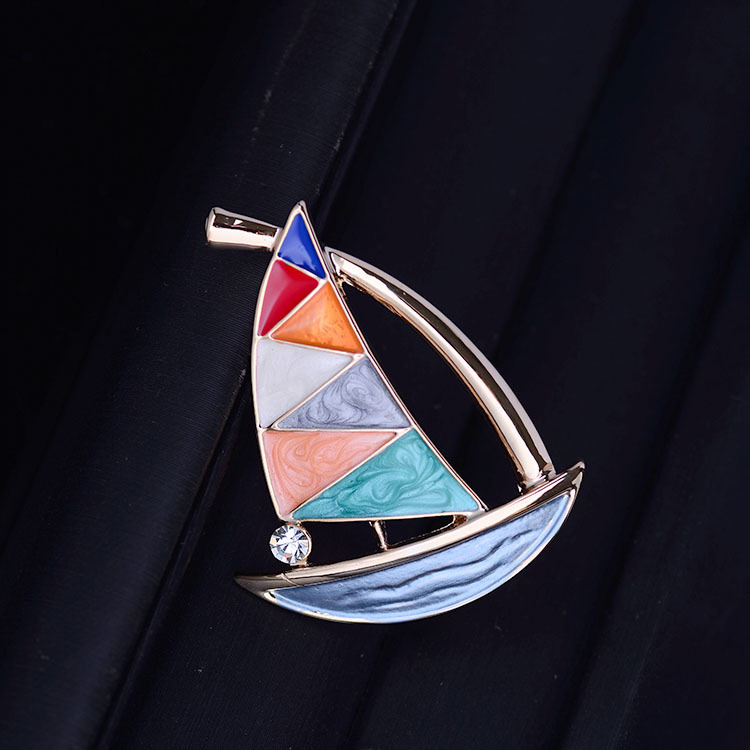 Elegant, cute and fashionable small sailboat brooch, enamel color accessories, clothing pins, clothing accessories Application Scenario