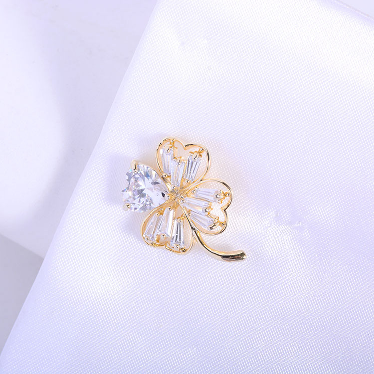 Korean-style fashionable April grass small brooch, creative and personalized zircon small accessory clothing, personalized accessory for women Application Scenario