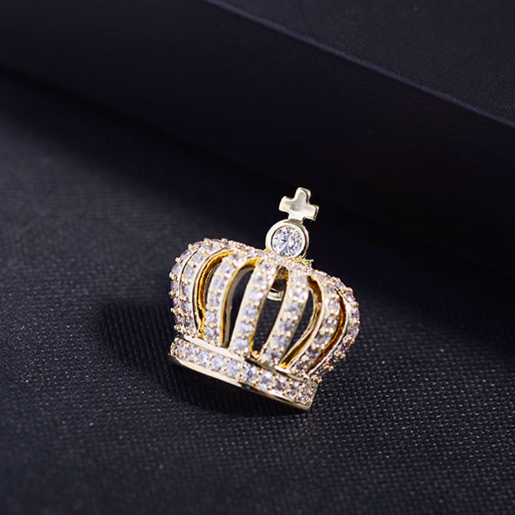 The Korean-style fashionable and elegant crown small collar truly creates a new simple and versatile small brooch with a sense of high-end clothing accessories