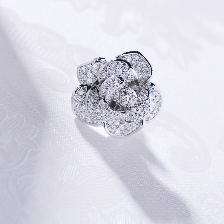 Korean style fashionable and elegant zircon flower small brooch, unique and creative, fashionable and versatile bestseller, simple and fashionable Application Scenario