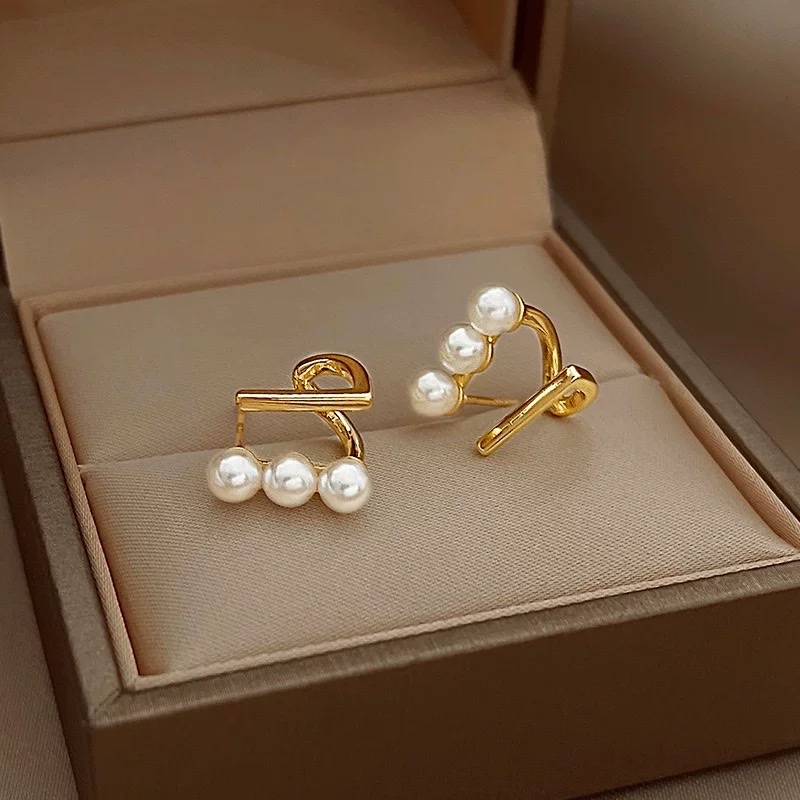 French geometric pearl earrings for women, 2022 new trendy, light luxury style, high-end stud earrings, niche design sense earrings Specification image
