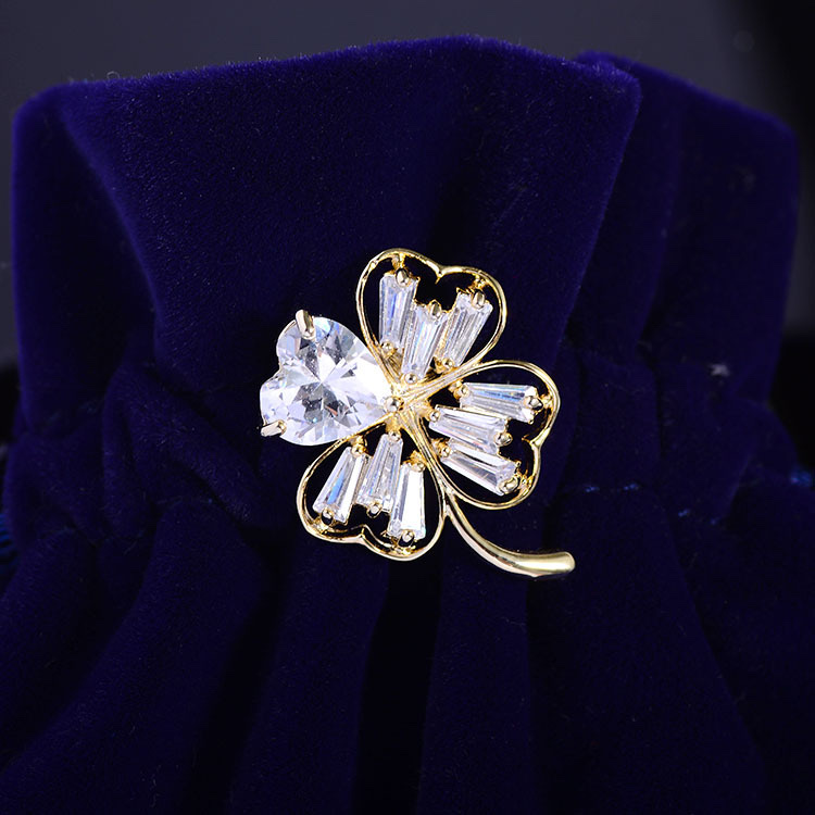 Korean-style fashionable April grass small brooch, creative and personalized zircon small accessory clothing, personalized accessory for women Specification image
