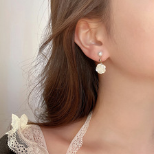 简约时尚欧美风山茶花花朵耳环女气质小众设计高级感珍珠耳钉无耳洞耳夹 