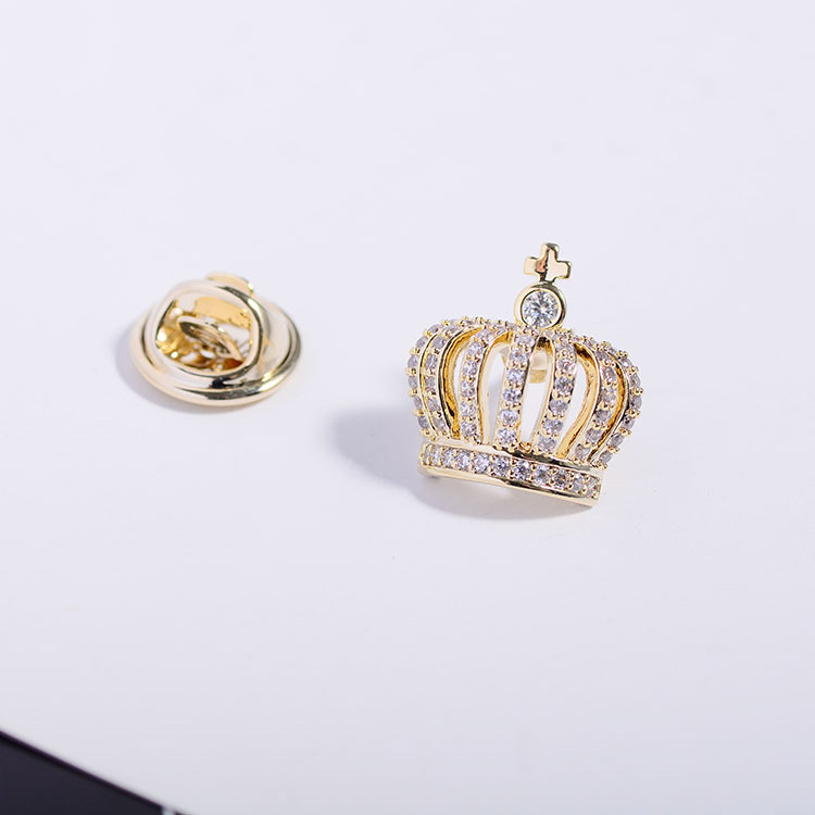 The Korean-style fashionable and elegant crown small collar truly creates a new simple and versatile small brooch with a sense of high-end clothing accessories details Picture