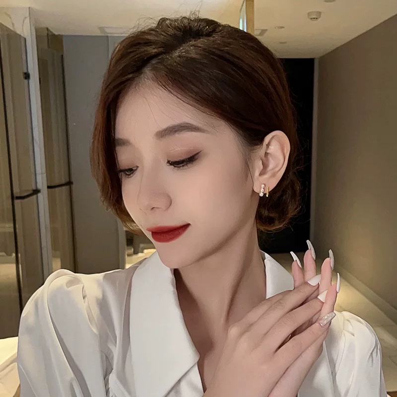 French geometric pearl earrings for women, 2022 new trendy, light luxury style, high-end stud earrings, niche design sense earrings Application Scenario