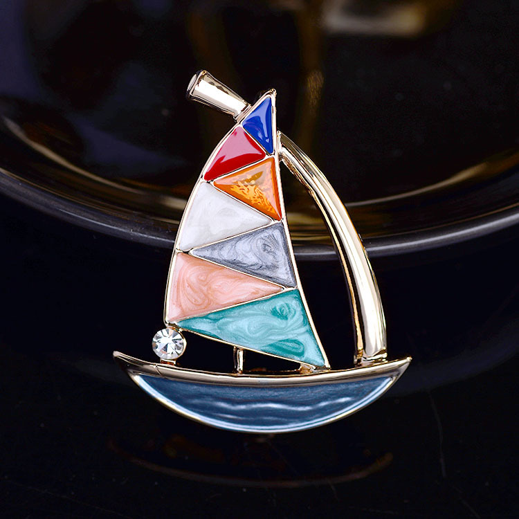 Elegant, cute and fashionable small sailboat brooch, enamel color accessories, clothing pins, clothing accessories