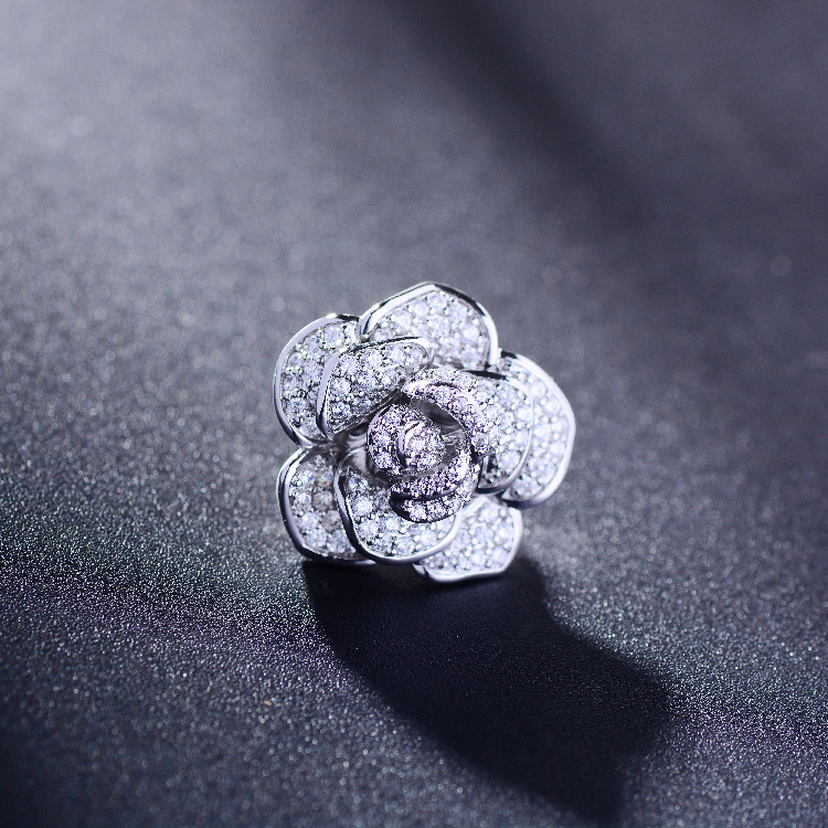 Korean style fashionable and elegant zircon flower small brooch, unique and creative, fashionable and versatile bestseller, simple and fashionable