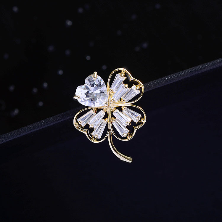 Korean-style fashionable April grass small brooch, creative and personalized zircon small accessory clothing, personalized accessory for women