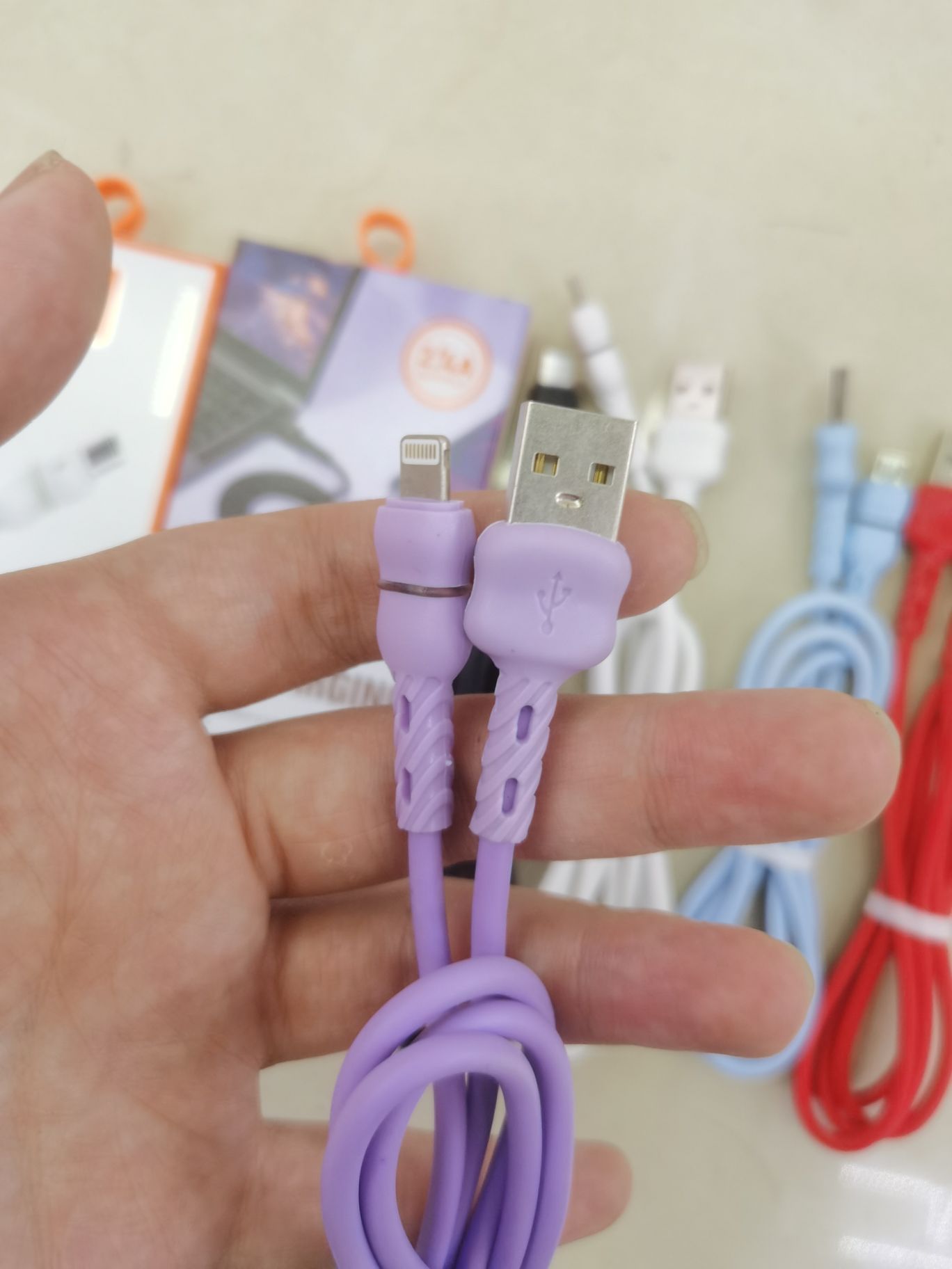 خط الهاتف المحمول على بعد متر واحد مع ثلاثة خطوط رقمية من ماكارون detail image 2