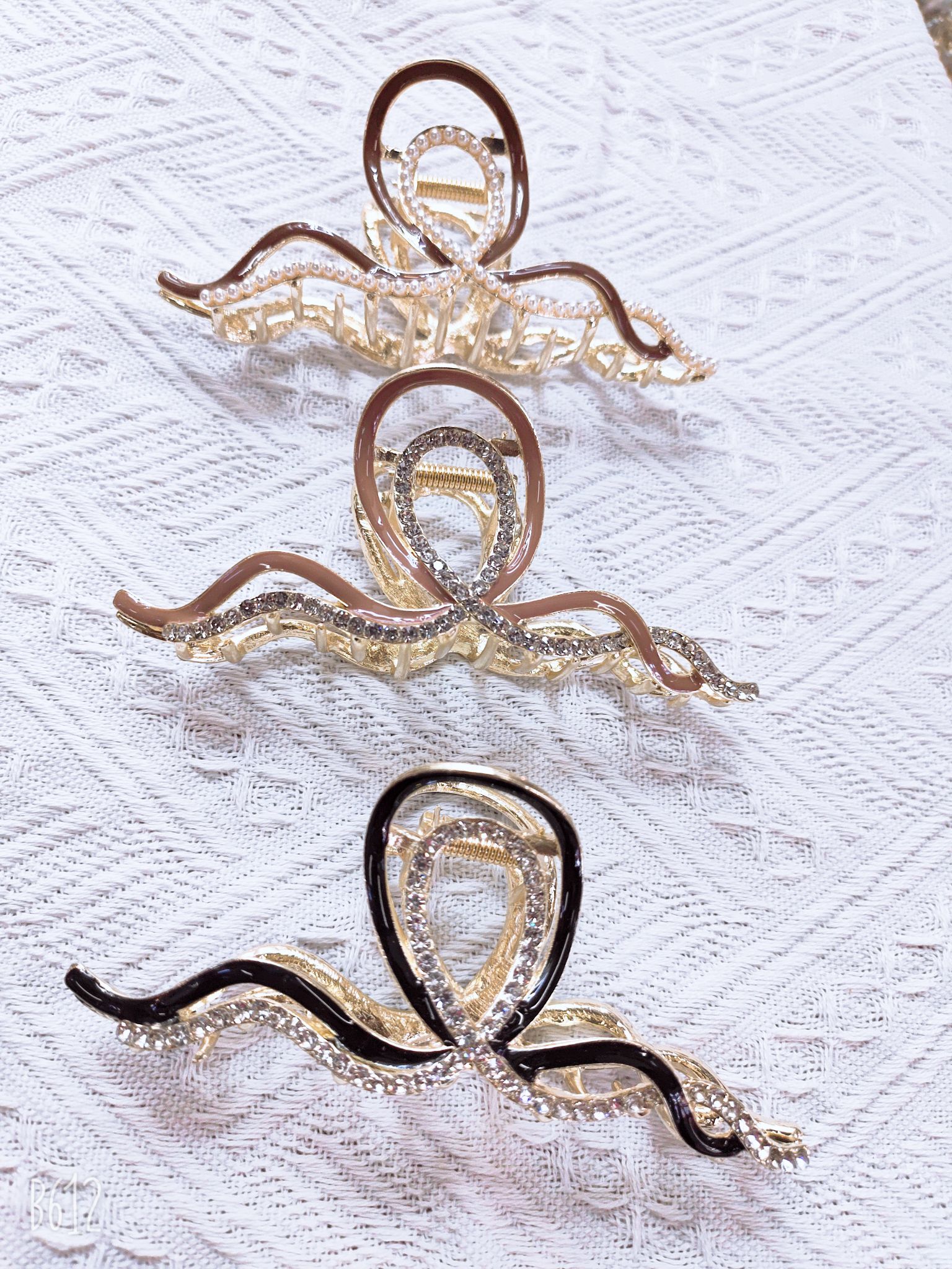 A new versatile ladies' alloy hair clip with rhinocones and bow, 12 pieces per pack Application Scenario