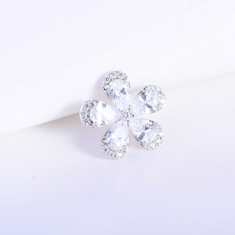 Korean style fashion note brooch, creative, individual and simple clothing accessories, women's coat sweater, individual zircon design, simple and individual fashionable women's brooch, new women's brooch Application Scenario