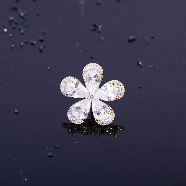 Korean style fashion note brooch, creative, individual and simple clothing accessories, women's coat sweater, individual zircon design, simple and individual fashionable women's brooch, new women's brooch details Picture
