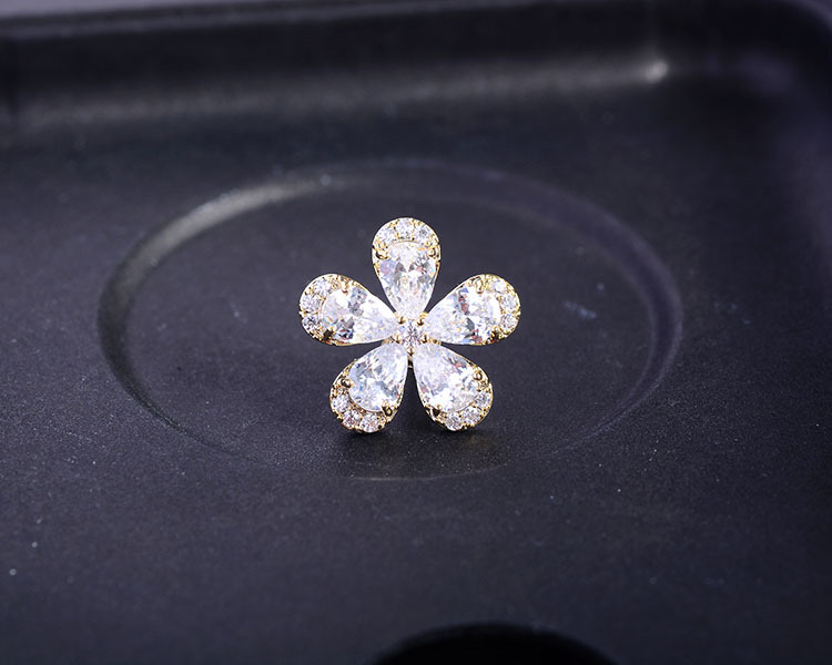 Korean style fashion note brooch, creative, individual and simple clothing accessories, women's coat sweater, individual zircon design, simple and individual fashionable women's brooch, new women's brooch Item Picture