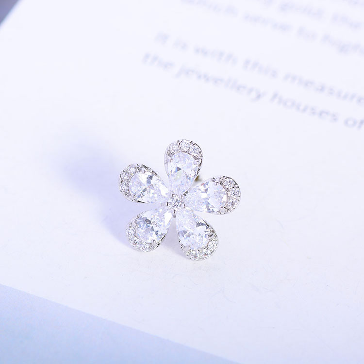 Korean style fashion note brooch, creative, individual and simple clothing accessories, women's coat sweater, individual zircon design, simple and individual fashionable women's brooch, new women's brooch Specification image