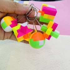 益智魔方孔明锁多款式塑料拼装钥匙扣食品装蛋玩具幼儿园少儿益智积木玩具