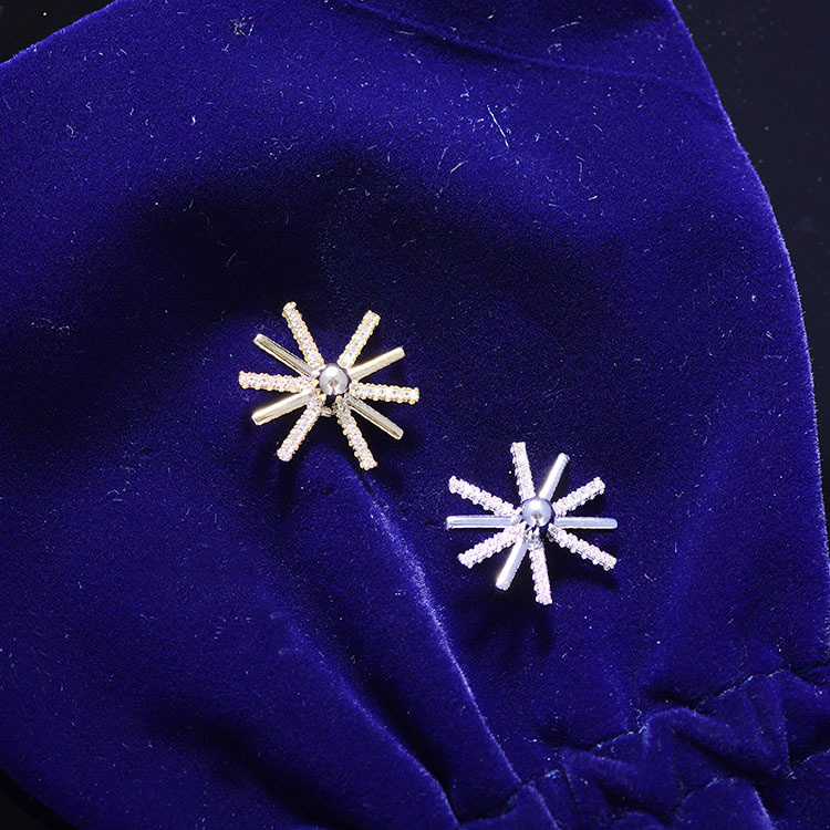 Korean fashionable, simple and personalized small brooch, creative and simple sunflower brooch, suitable for both men and women, design pin, elegant clothing and decoration, trendy new style