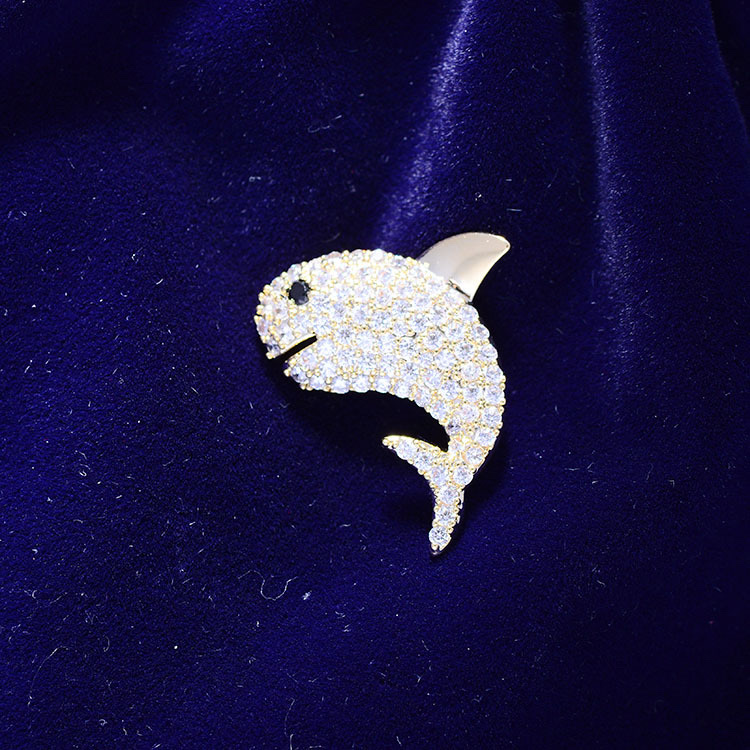 The new 007 Korean version is charming, fashionable and casual. The whale small collar pin dress is a women's accessory. The brooch is unique, fashionable and elegant. It is suitable for both men and women. The anti-exposure buckle is cute and elegant. The cartoon pattern style is sweet animal accessory Specification image