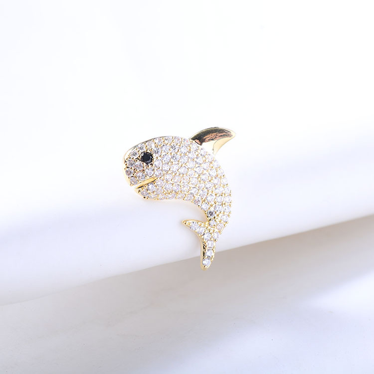 The new 007 Korean version is charming, fashionable and casual. The whale small collar pin dress is a women's accessory. The brooch is unique, fashionable and elegant. It is suitable for both men and women. The anti-exposure buckle is cute and elegant. The cartoon pattern style is sweet animal accessory Application Scenario