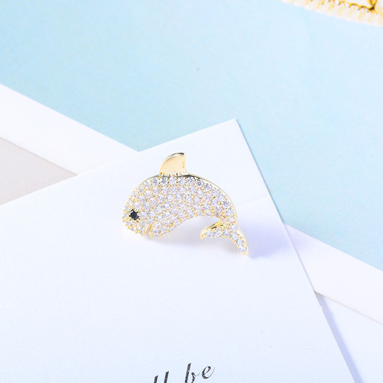 The new 007 Korean version is charming, fashionable and casual. The whale small collar pin dress is a women's accessory. The brooch is unique, fashionable and elegant. It is suitable for both men and women. The anti-exposure buckle is cute and elegant. The cartoon pattern style is sweet animal accessory