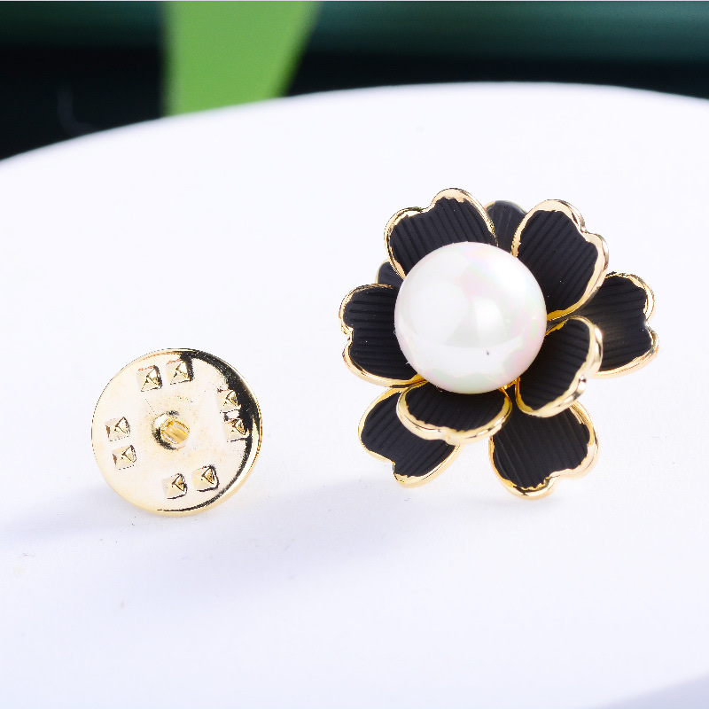 Korean-style fashionable casual fashion trend flower brooch, versatile creative fashion accessory, personalized small collar pin, personalized style Application Scenario