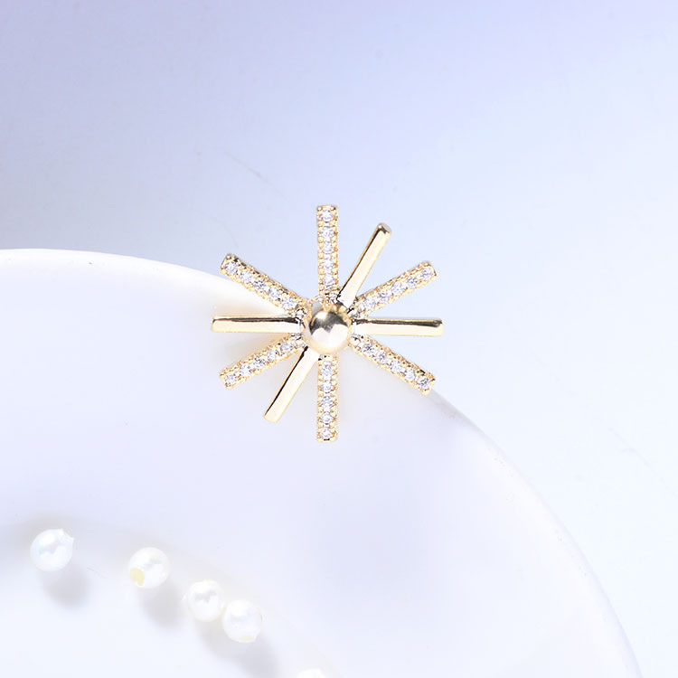Korean fashionable, simple and personalized small brooch, creative and simple sunflower brooch, suitable for both men and women, design pin, elegant clothing and decoration, trendy new style Application Scenario