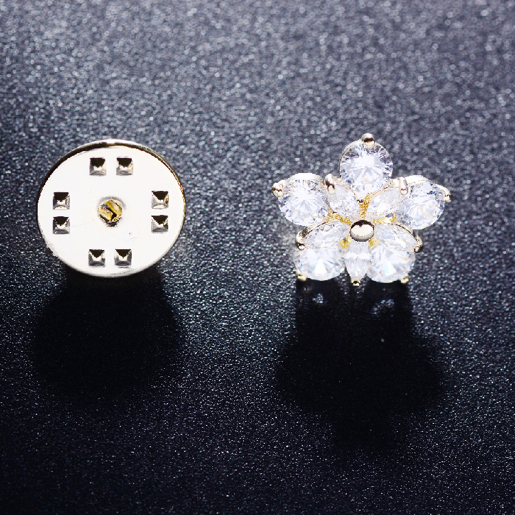 Cute little flower fashion accessories are simple, beautiful, lively and exquisite. The small brooch is full of personality and vitality. The pin clothing and accessories are trendy and new, charming and good-looking