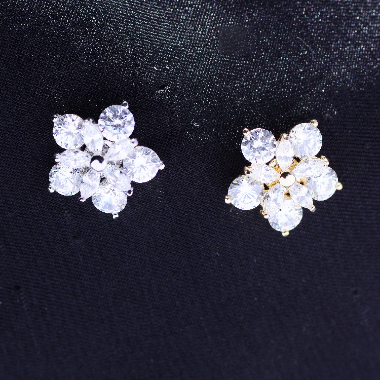 Cute little flower fashion accessories are simple, beautiful, lively and exquisite. The small brooch is full of personality and vitality. The pin clothing and accessories are trendy and new, charming and good-looking details Picture