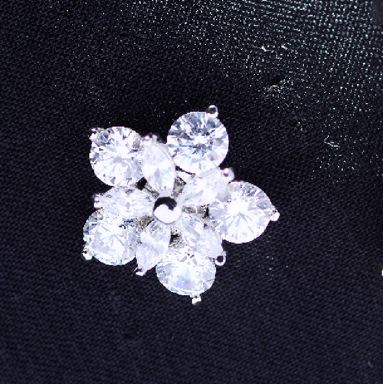 Cute little flower fashion accessories are simple, beautiful, lively and exquisite. The small brooch is full of personality and vitality. The pin clothing and accessories are trendy and new, charming and good-looking Item Picture