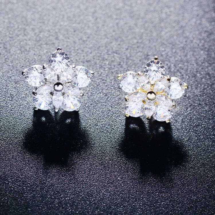 Cute little flower fashion accessories are simple, beautiful, lively and exquisite. The small brooch is full of personality and vitality. The pin clothing and accessories are trendy and new, charming and good-looking Application Scenario