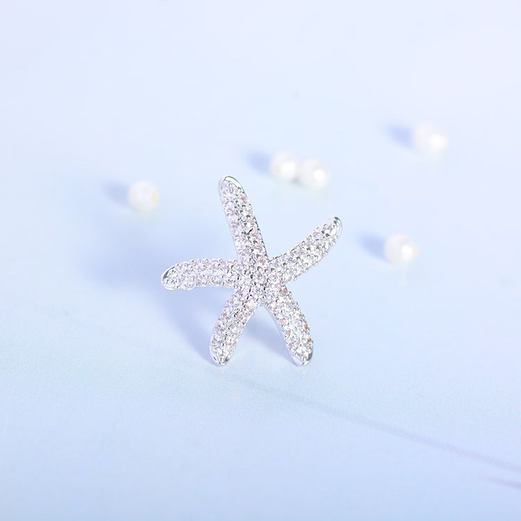 Korean-style fashionable little starfish brooch, creative, elegant, fashionable, generous, cute, and stylish. It's a classic casual small suit accessory. Korean-style trendy, slim-fitting casual zircon accessory Application Scenario