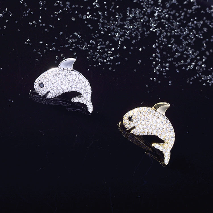 The new 007 Korean version is charming, fashionable and casual. The whale small collar pin dress is a women's accessory. The brooch is unique, fashionable and elegant. It is suitable for both men and women. The anti-exposure buckle is cute and elegant. The cartoon pattern style is sweet animal accessory details Picture