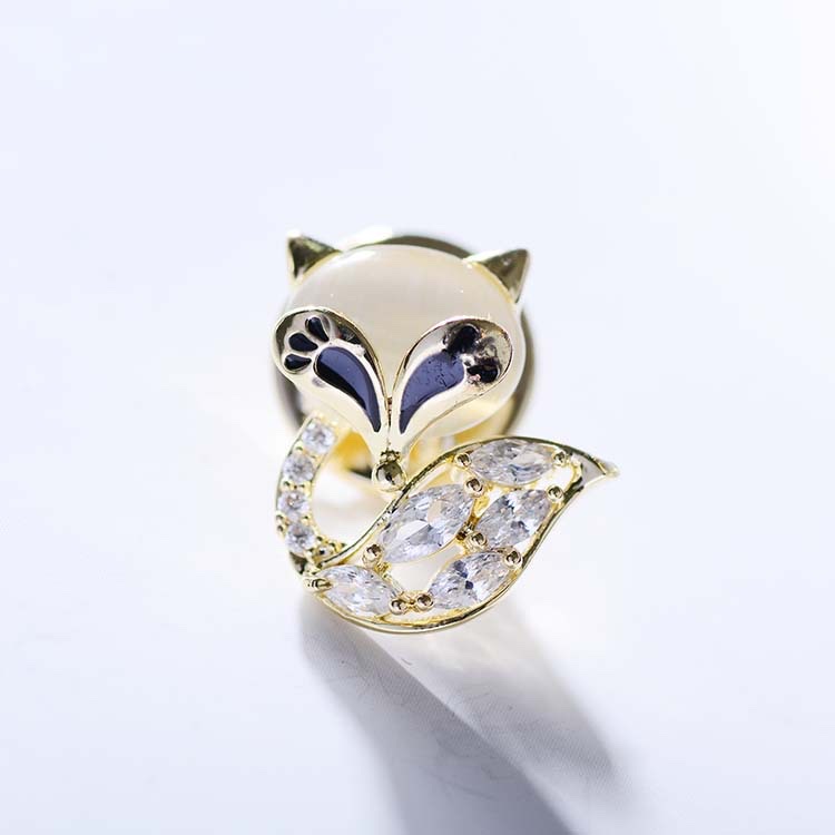009 Korean version fashionable, elegant and cute Little fox brooch, creative, individual, fashionable and simple. Women's brooch in stock, cute, fresh, elegant and versatile