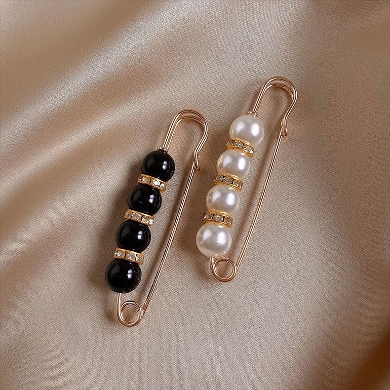 A must-have for making waist and waistband slimmer, a leak-proof buckle, a cinching pin to secure clothes, and a pearl brooch as a summer collar accessory Application Scenario