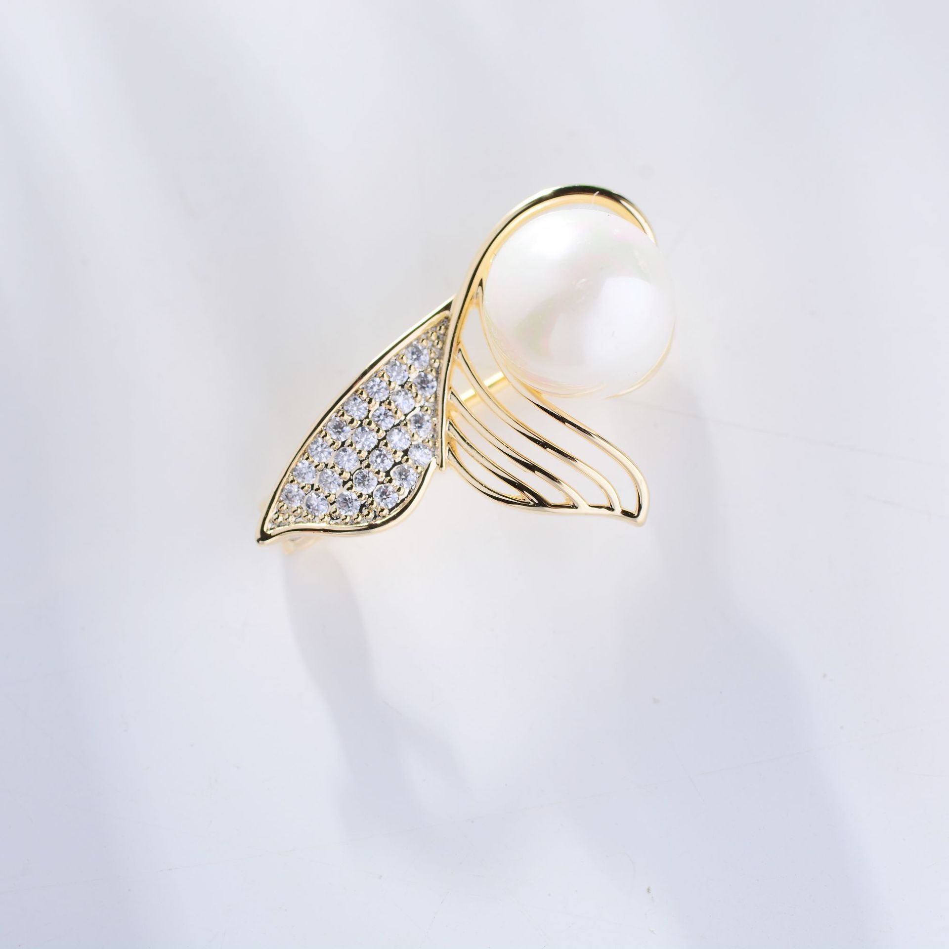 015 Elegant, fashionable and simple fishtail personalized pearl zircon personalized dress accessories Simple stock brooch and brooch personalized simple style Simple, fun brooch Application Scenario