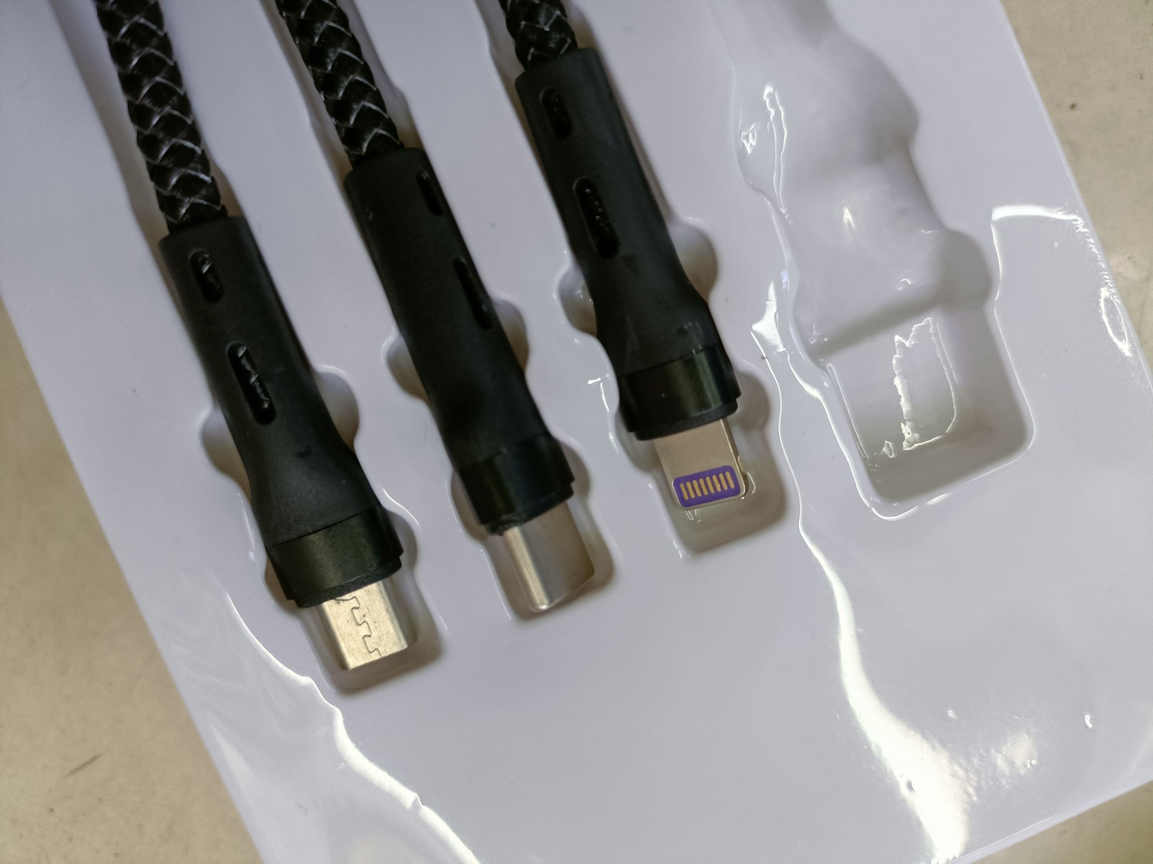 1.3-meter nylon fast charging one drag three data cables detail image 5