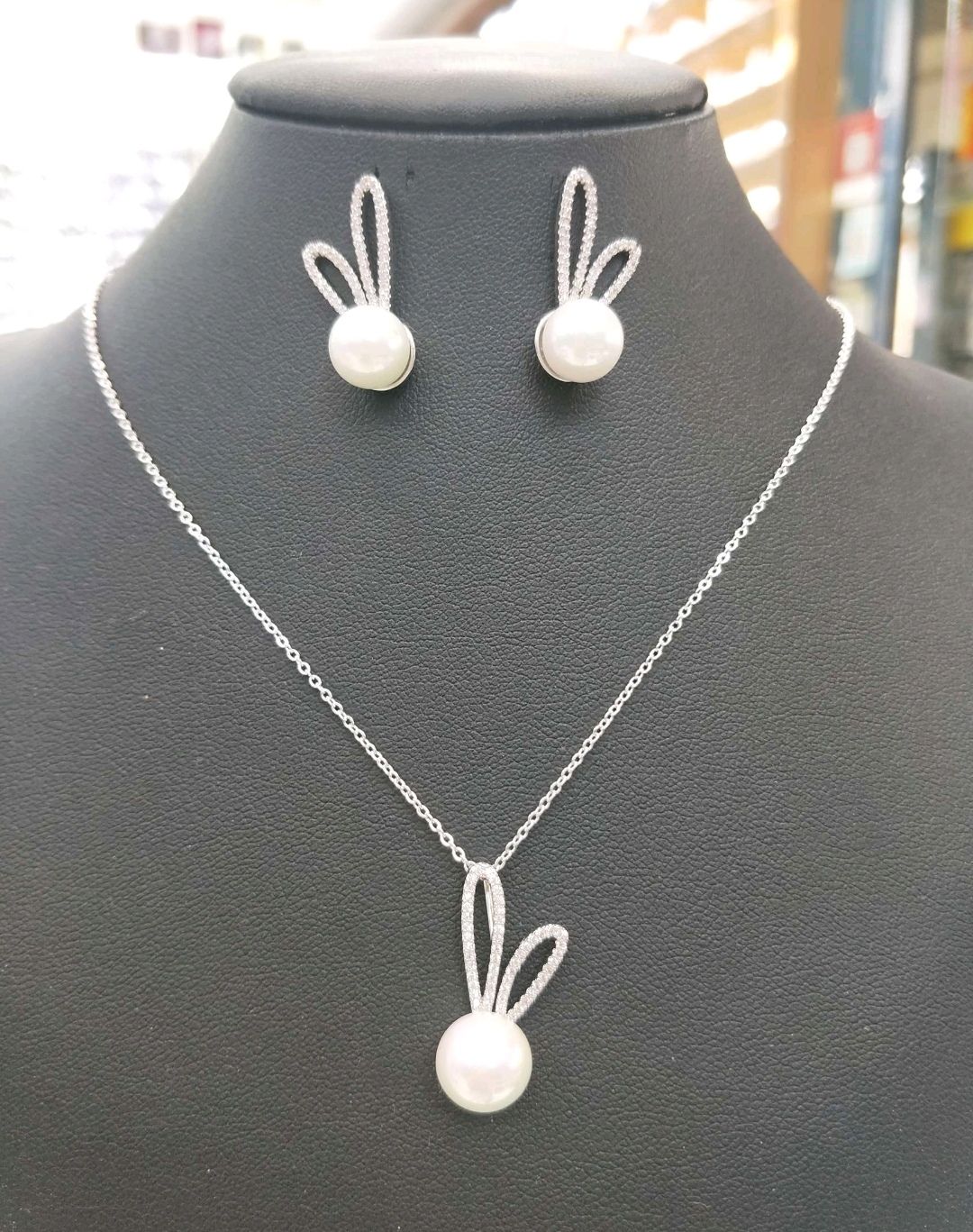 Golden Dream Beauty's Light Luxury Fashion Trend bestseller Rabbit Ear Pearl Chain TL-24 Application Scenario
